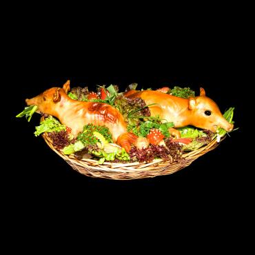 Жареные поросята с овощами и зеленью