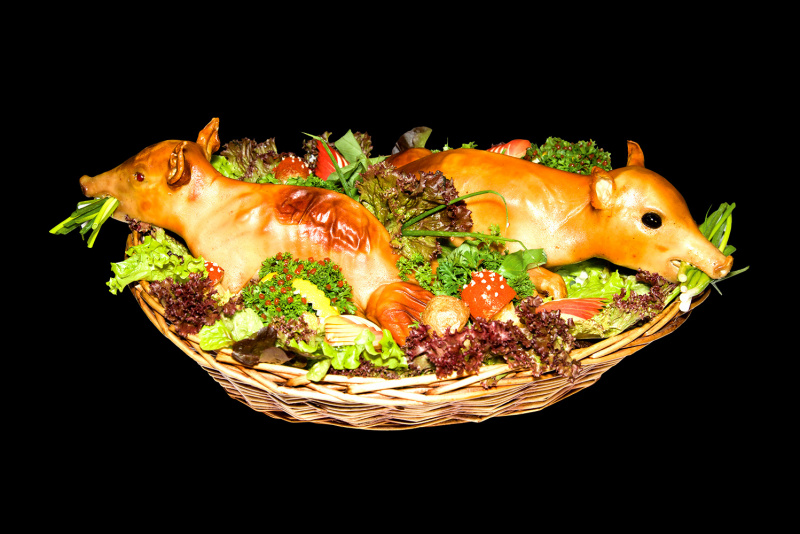Жареные поросята с овощами и зеленью